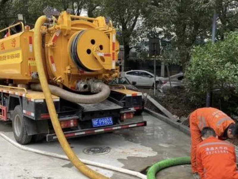专业广州环卫车清理化粪池,清理污水,高压车清理管道